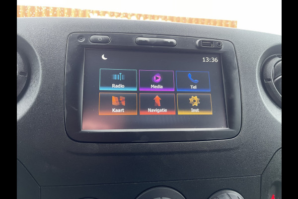 Renault Master T35 2.3 dCi 130pk L2H2 bpm vrij / euro 6 diesel / vaste prijs rijklaar € 19.950 ex btw / DC 7 persoons / zilver metallic / trekhaak 2500 kg / airco / cruise / navigatie