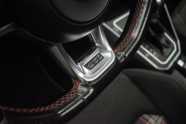 Volkswagen Polo 2.0 TSI GTI Automaat ORG NL [ Panoramadak Beats Virtual Cockpit Camera LED Stoelverwarming Carplay Sfeer ]