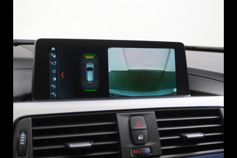 BMW 3 Serie Touring 330i AUT-8 M-Sport Pack Leder+Memory Harman&Kardon® Audio Adap.Cruise Apple Carplay Head-Up Navi 19" Virtual CockpitCame Lmv  Stoelverwarming DAB Elek.Achterklep Zwarte-Hemel Adaptieve Led Wifi Surround Camera Origineel Nederlandse Auto Zeer compleet! €71.000 nieuwprijs!