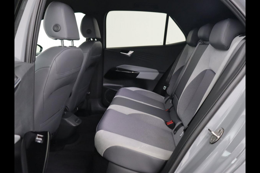 Volkswagen ID.3 First Plus 58 kWh | Trekhaak | Stoelverwarming | Camera | Matrix LED | 20'' | Stuurverwarming | Navigatie | Verlaagd onderstel | Adaptive cruise | Sfeerverlichting | Climate control