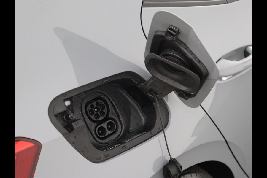 Volkswagen ID.3 First Plus 58 kWh | Trekhaak | Stoelverwarming | Camera | Matrix LED | 20'' | Stuurverwarming | Navigatie | Verlaagd onderstel | Adaptive cruise | Sfeerverlichting | Climate control