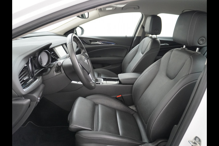 Opel Insignia Grand Sport T165PK Leer Camera Navi Apple Carplay Android PDC-a+v Trekhaak LED-v+a Ecc Cruise Control AGR-Comfort Stoelen Verwar Regen-Lichtsensor Sensor dodehoek Verkeersbordlezer Rijstrooksensor 1e Eigenaar