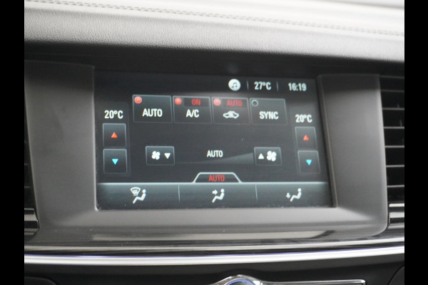 Opel Insignia Grand Sport T165PK Leer Camera Navi Apple Carplay Android PDC-a+v Trekhaak LED-v+a Ecc Cruise Control AGR-Comfort Stoelen Verwar Regen-Lichtsensor Sensor dodehoek Verkeersbordlezer Rijstrooksensor 1e Eigenaar