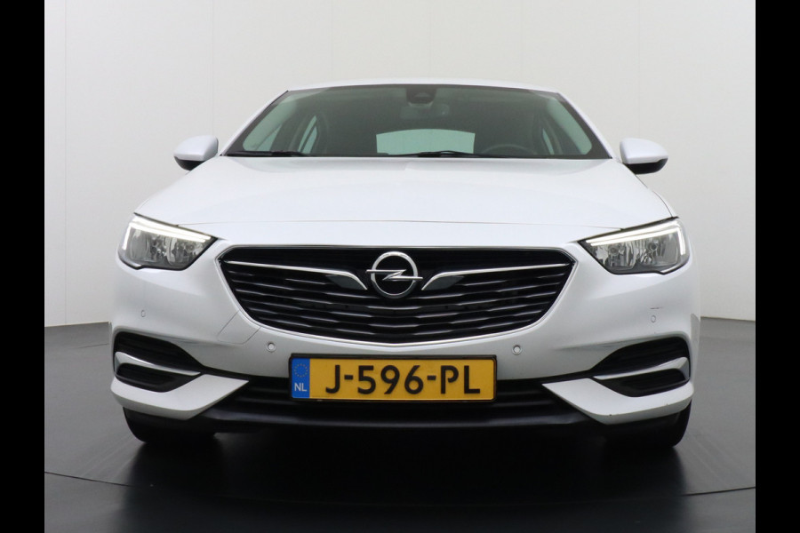 Opel Insignia Grand Sport T165PK Leer Camera Navi Apple Carplay Android PDC-a+v Trekhaak LED-v+a Ecc Cruise Control AGR-Comfort Stoelen Verwar Regen-Lichtsensor Sensor dodehoek Verkeersbordlezer Rijstrooksensor 1e Eigenaar