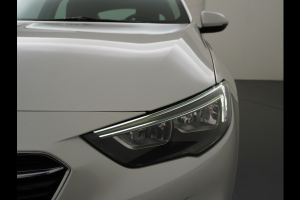 Opel Insignia Grand Sport T165PK Leer Camera Navi Apple Carplay Android PDC-a+v Trekhaak LED-v+a Ecc Cruise Control AGR-Comfort Stoelen Verwar Regen-Lichtsensor Sensor dodehoek Verkeersbordlezer Rijstrooksensor 1e Eigenaar