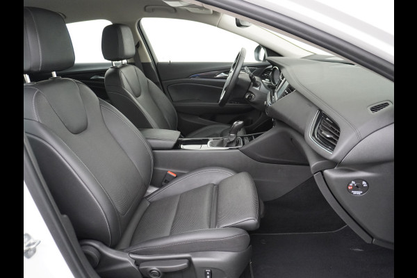 Opel Insignia Grand Sport T165PK Leer Camera Navi Apple Carplay Android PDC-a+v Trekhaak LED-v+a Ecc Cruise Control AGR-Comfort Stoelen Verwar Regen-Lichtsensor Sensor dodehoek Verkeersbordlezer Rijstrooksensor 1e Eigenaar