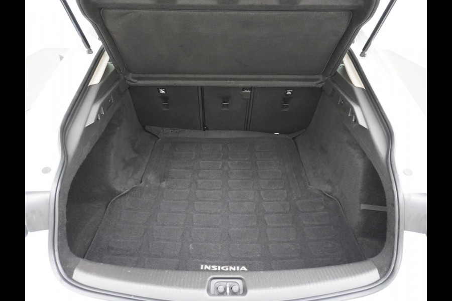 Opel Insignia Grand Sport T165PK Leer Camera Navi Apple Carplay Android PDC-a+v Trekhaak LED-v+a Ecc Cruise Control AGR-Comfort Stoelen Verwar Regen-Lichtsensor Sensor dodehoek Verkeersbordlezer Rijstrooksensor 1e Eigenaar