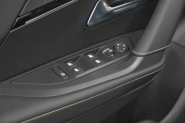 Peugeot 2008 Hybrid 145 e-DCS6 GT | Camera | Apple Carplay | Parkeersensoren