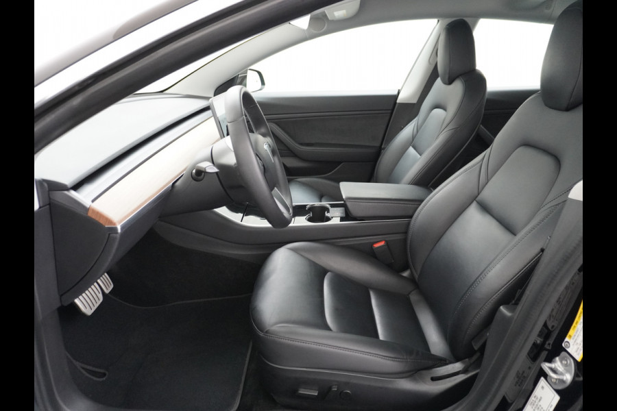 Tesla Model 3 Performance 513pk 0-100 3,4sec AWD Lmv 20" AutoPilot Panoramadak Adaptive Cruise Camera's Leer Pdc Wifi Ecc Elektr.-A-Klep+Stuur+Verst.Stoel+Geheugen Easy Entry Stoel+Bank-Verwarmd Keyless carbon spoiler rode remklauwen WiFi  75kWh 4WD 1e Eigenaar Origineel Nederlandse Auto SOH 88%