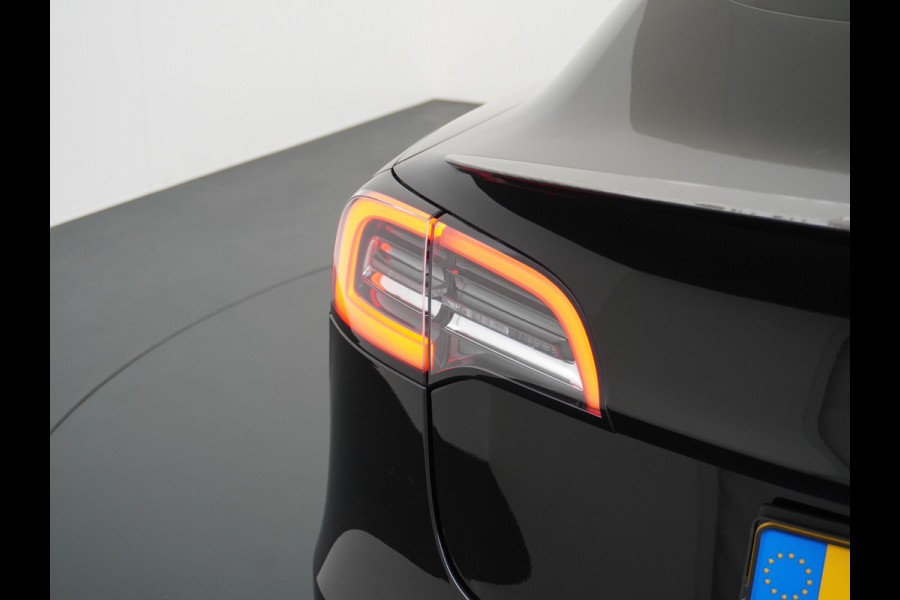 Tesla Model 3 Performance 513pk 0-100 3,4sec AWD Lmv 20" AutoPilot Panoramadak Adaptive Cruise Camera's Leer Pdc Wifi Ecc Elektr.-A-Klep+Stuur+Verst.Stoel+Geheugen Easy Entry Stoel+Bank-Verwarmd Keyless carbon spoiler rode remklauwen WiFi  75kWh 4WD 1e Eigenaar Origineel Nederlandse Auto SOH 88%