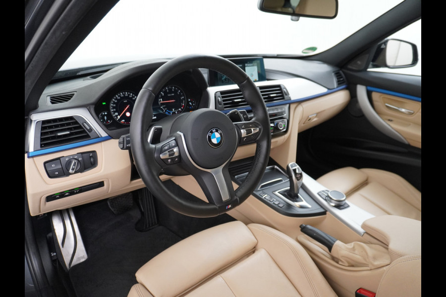 BMW 3 Serie Touring 330i AUT-8 M-Sport Pack Leder+Memory Harman&Kardon® Audio Adap.Cruise Apple Carplay Head-Up Navi 19" Virtual CockpitCame Lmv  Stoelverwarming DAB Elek.Achterklep Zwarte-Hemel Adaptieve Led Wifi Surround Camera Origineel Nederlandse Auto Zeer compleet! €71.000 nieuwprijs!