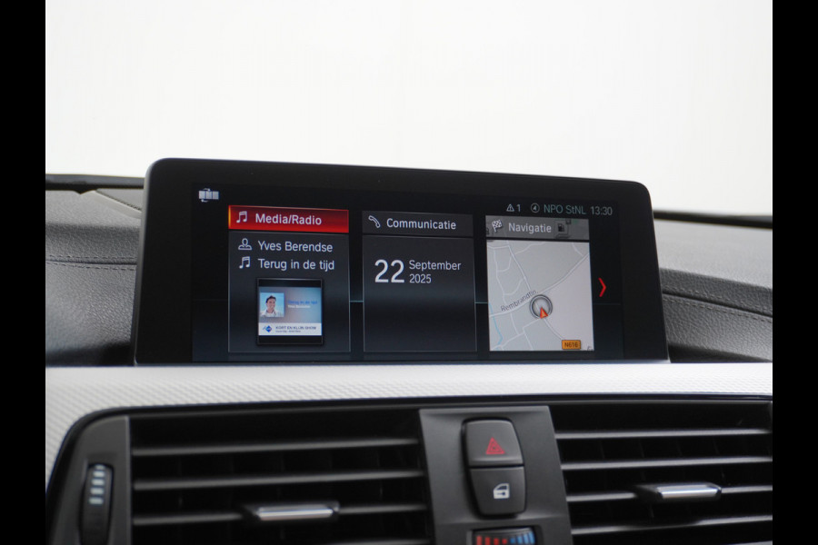 BMW 3 Serie Touring 330i AUT-8 M-Sport Pack Leder+Memory Harman&Kardon® Audio Adap.Cruise Apple Carplay Head-Up Navi 19" Virtual CockpitCame Lmv  Stoelverwarming DAB Elek.Achterklep Zwarte-Hemel Adaptieve Led Wifi Surround Camera Origineel Nederlandse Auto Zeer compleet! €71.000 nieuwprijs!