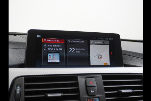 BMW 3 Serie Touring 330i AUT-8 M-Sport Pack Leder+Memory Harman&Kardon® Audio Adap.Cruise Apple Carplay Head-Up Navi 19" Virtual CockpitCame Lmv  Stoelverwarming DAB Elek.Achterklep Zwarte-Hemel Adaptieve Led Wifi Surround Camera Origineel Nederlandse Auto Zeer compleet! €71.000 nieuwprijs!