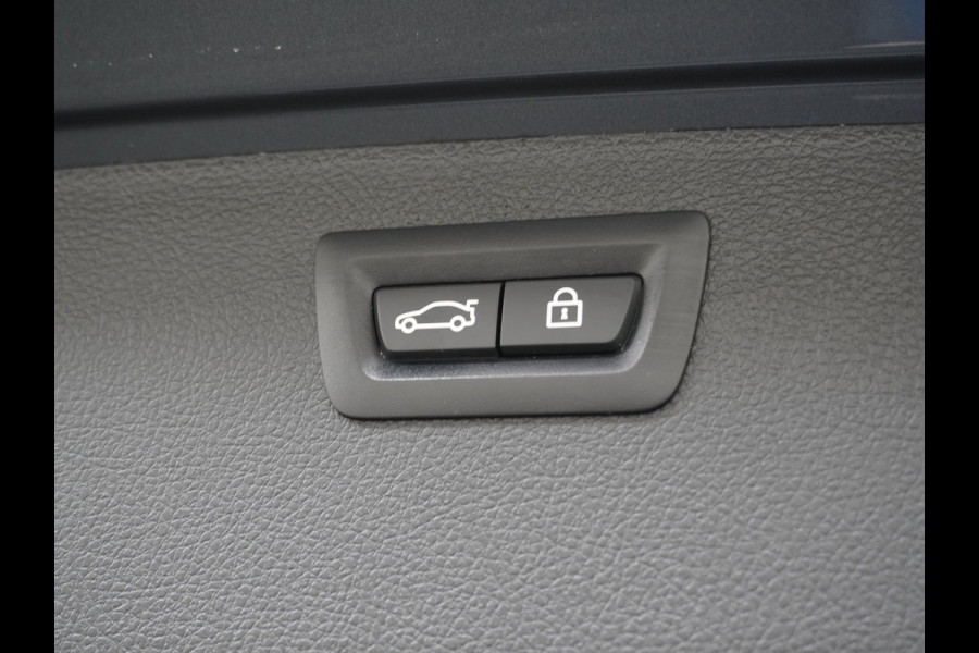 BMW 3 Serie Touring 330i AUT-8 M-Sport Pack Leder+Memory Harman&Kardon® Audio Adap.Cruise Apple Carplay Head-Up Navi 19" Virtual CockpitCame Lmv  Stoelverwarming DAB Elek.Achterklep Zwarte-Hemel Adaptieve Led Wifi Surround Camera Origineel Nederlandse Auto Zeer compleet! €71.000 nieuwprijs!