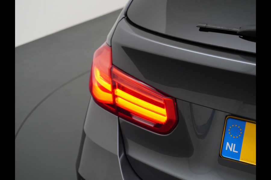 BMW 3 Serie Touring 330i AUT-8 M-Sport Pack Leder+Memory Harman&Kardon® Audio Adap.Cruise Apple Carplay Head-Up Navi 19" Virtual CockpitCame Lmv  Stoelverwarming DAB Elek.Achterklep Zwarte-Hemel Adaptieve Led Wifi Surround Camera Origineel Nederlandse Auto Zeer compleet! €71.000 nieuwprijs!