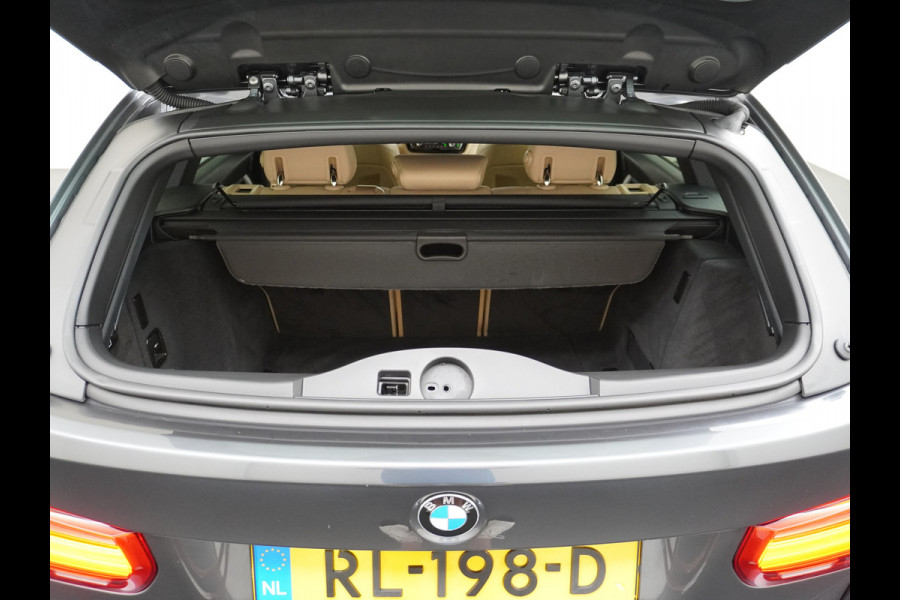 BMW 3 Serie Touring 330i AUT-8 M-Sport Pack Leder+Memory Harman&Kardon® Audio Adap.Cruise Apple Carplay Head-Up Navi 19" Virtual CockpitCame Lmv  Stoelverwarming DAB Elek.Achterklep Zwarte-Hemel Adaptieve Led Wifi Surround Camera Origineel Nederlandse Auto Zeer compleet! €71.000 nieuwprijs!