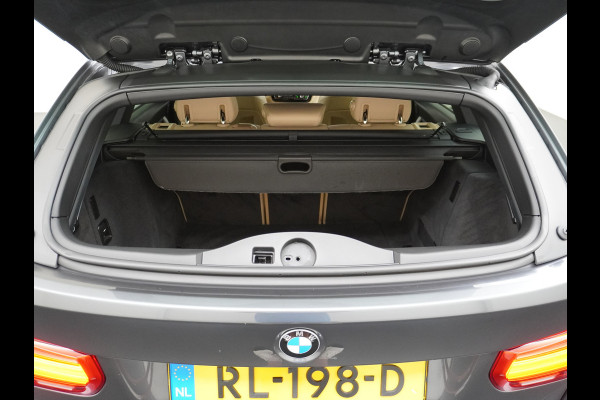 BMW 3 Serie Touring 330i AUT-8 M-Sport Pack Leder+Memory Harman&Kardon® Audio Adap.Cruise Apple Carplay Head-Up Navi 19" Virtual CockpitCame Lmv  Stoelverwarming DAB Elek.Achterklep Zwarte-Hemel Adaptieve Led Wifi Surround Camera Origineel Nederlandse Auto Zeer compleet! €71.000 nieuwprijs!
