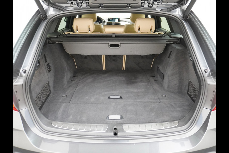 BMW 3 Serie Touring 330i AUT-8 M-Sport Pack Leder+Memory Harman&Kardon® Audio Adap.Cruise Apple Carplay Head-Up Navi 19" Virtual CockpitCame Lmv  Stoelverwarming DAB Elek.Achterklep Zwarte-Hemel Adaptieve Led Wifi Surround Camera Origineel Nederlandse Auto Zeer compleet! €71.000 nieuwprijs!