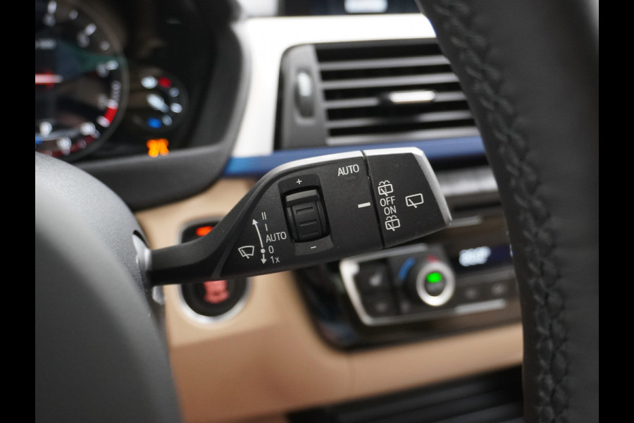 BMW 3 Serie Touring 330i AUT-8 M-Sport Pack Leder+Memory Harman&Kardon® Audio Adap.Cruise Apple Carplay Head-Up Navi 19" Virtual CockpitCame Lmv  Stoelverwarming DAB Elek.Achterklep Zwarte-Hemel Adaptieve Led Wifi Surround Camera Origineel Nederlandse Auto Zeer compleet! €71.000 nieuwprijs!