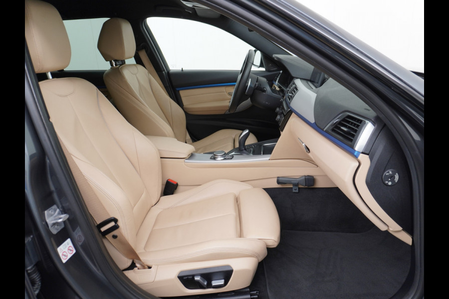BMW 3 Serie Touring 330i AUT-8 M-Sport Pack Leder+Memory Harman&Kardon® Audio Adap.Cruise Apple Carplay Head-Up Navi 19" Virtual CockpitCame Lmv  Stoelverwarming DAB Elek.Achterklep Zwarte-Hemel Adaptieve Led Wifi Surround Camera Origineel Nederlandse Auto Zeer compleet! €71.000 nieuwprijs!