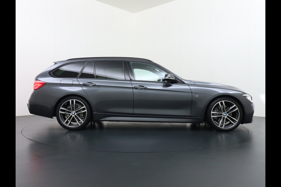 BMW 3 Serie Touring 330i AUT-8 M-Sport Pack Leder+Memory Harman&Kardon® Audio Adap.Cruise Apple Carplay Head-Up Navi 19" Virtual CockpitCame Lmv  Stoelverwarming DAB Elek.Achterklep Zwarte-Hemel Adaptieve Led Wifi Surround Camera Origineel Nederlandse Auto Zeer compleet! €71.000 nieuwprijs!