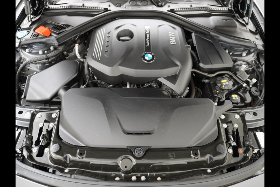 BMW 3 Serie Touring 330i AUT-8 M-Sport Pack Leder+Memory Harman&Kardon® Audio Adap.Cruise Apple Carplay Head-Up Navi 19" Virtual CockpitCame Lmv  Stoelverwarming DAB Elek.Achterklep Zwarte-Hemel Adaptieve Led Wifi Surround Camera Origineel Nederlandse Auto Zeer compleet! €71.000 nieuwprijs!