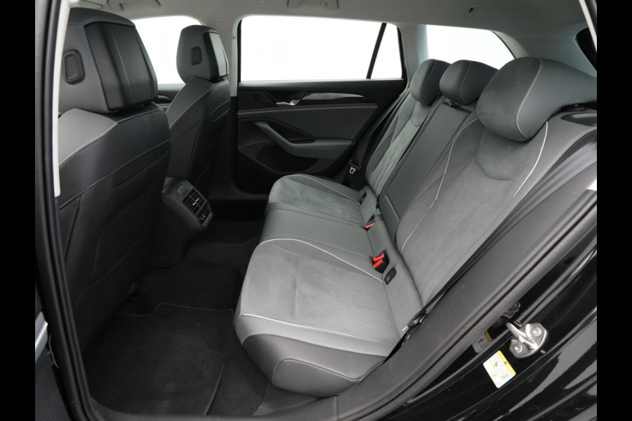 Volkswagen Passat Variant 1.5 eTSI 150pk Business Trekhaak Navigatie Camera Side Assist Acc ARGON 343