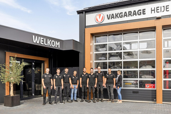 BMW iX3 Executive 80 kWh | Panoramadak | Camera | Trekhaak | Sfeerverlichting | Apple Carplay | Night Pakket |