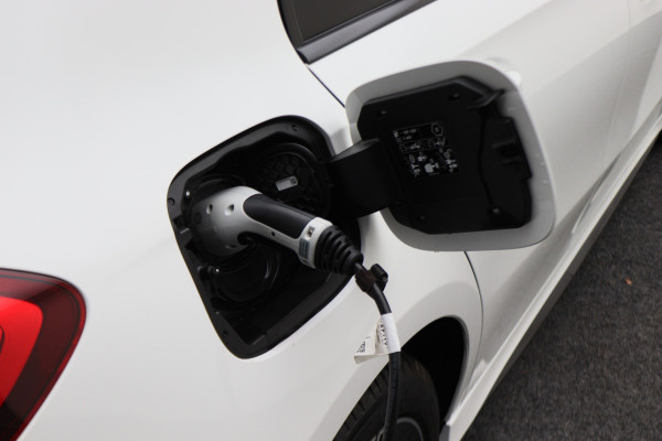 Mercedes-Benz A-Klasse 250 e Business Solution AMG Limited Camera, Sfeerverlichting, Apple Carplay, LED, Cruise, PDC