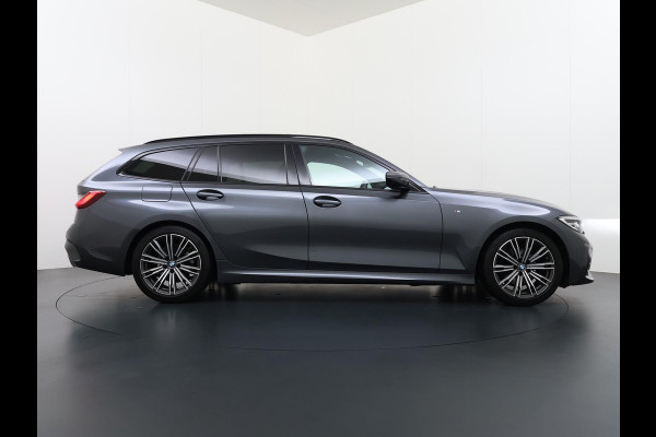 BMW 3 Serie Touring 320i VAN: €34.900,- VOOR: €31.877,- UW EINDEJAARSVOORDEEL: €3.023,-|M-SPORT| PANO| ADAP. CRUISE| NET GROOT ONDERHOUD GEHAD, RIJKLAAR| ELEK. ACHTERKLEP| CAMERA|