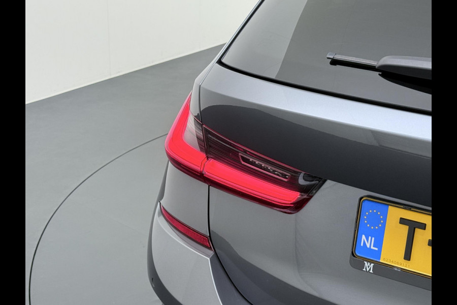 BMW 3 Serie Touring 320i VAN: €34.900,- VOOR: €31.877,- UW EINDEJAARSVOORDEEL: €3.023,-|M-SPORT| PANO| ADAP. CRUISE| NET GROOT ONDERHOUD GEHAD, RIJKLAAR| ELEK. ACHTERKLEP| CAMERA|