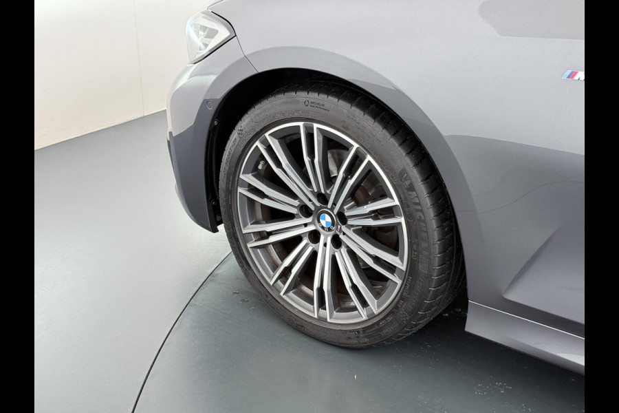 BMW 3 Serie Touring 320i VAN: €34.900,- VOOR: €31.877,- UW EINDEJAARSVOORDEEL: €3.023,-|M-SPORT| PANO| ADAP. CRUISE| NET GROOT ONDERHOUD GEHAD, RIJKLAAR| ELEK. ACHTERKLEP| CAMERA|
