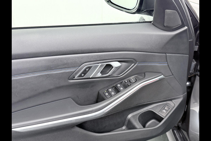 BMW 3 Serie Touring 320i VAN: €34.900,- VOOR: €31.877,- UW EINDEJAARSVOORDEEL: €3.023,-|M-SPORT| PANO| ADAP. CRUISE| NET GROOT ONDERHOUD GEHAD, RIJKLAAR| ELEK. ACHTERKLEP| CAMERA|