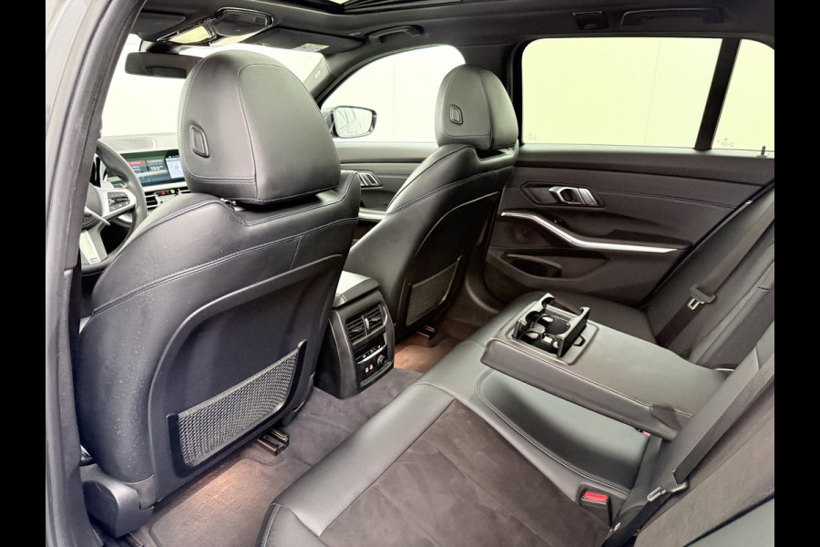 BMW 3 Serie Touring 320i VAN: €34.900,- VOOR: €31.877,- UW EINDEJAARSVOORDEEL: €3.023,-|M-SPORT| PANO| ADAP. CRUISE| NET GROOT ONDERHOUD GEHAD, RIJKLAAR| ELEK. ACHTERKLEP| CAMERA|