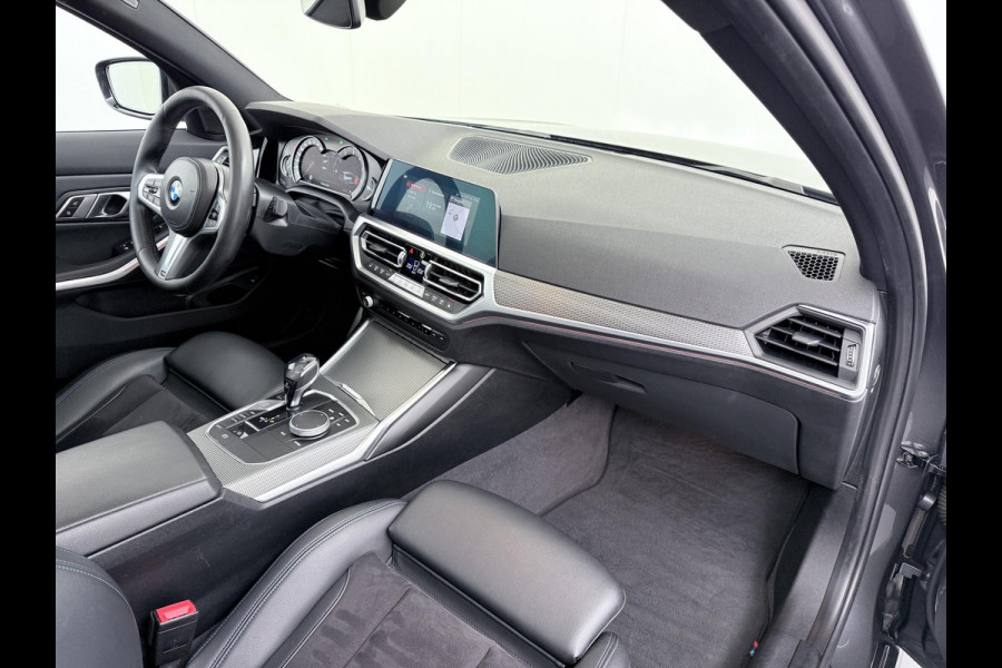 BMW 3 Serie Touring 320i VAN: €34.900,- VOOR: €31.877,- UW EINDEJAARSVOORDEEL: €3.023,-|M-SPORT| PANO| ADAP. CRUISE| NET GROOT ONDERHOUD GEHAD, RIJKLAAR| ELEK. ACHTERKLEP| CAMERA|