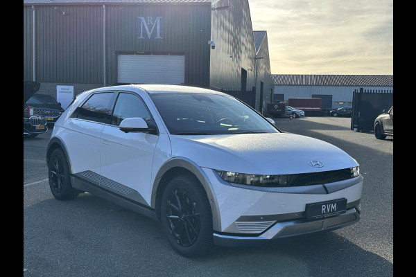 Hyundai IONIQ 5 Lounge AWD 77.4 kWh SOH 100% RIJKLAAR! | FABRIEKSGARANTIE HYUNDAI TOT 10-2028| |STOELVERWARMING + VENTILATIE| DEALER OH. |ELEK. ACHTERKLEP| BOSE AUDIO| VOL OPTIES| ACHTERBANK VERWARMD| HEAD-UP