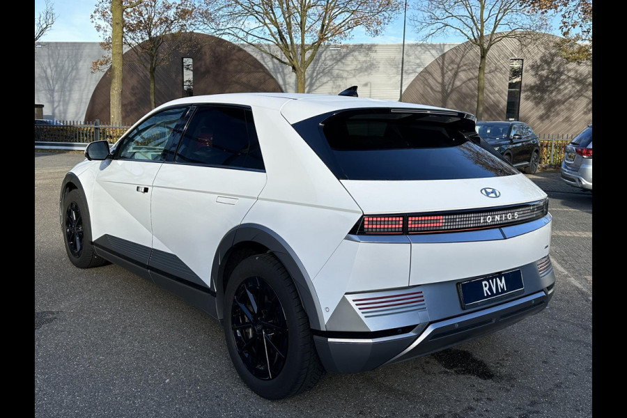 Hyundai IONIQ 5 Lounge AWD 77.4 kWh SOH 100% RIJKLAAR! | FABRIEKSGARANTIE HYUNDAI TOT 10-2028| |STOELVERWARMING + VENTILATIE| DEALER OH. |ELEK. ACHTERKLEP| BOSE AUDIO| VOL OPTIES| ACHTERBANK VERWARMD| HEAD-UP