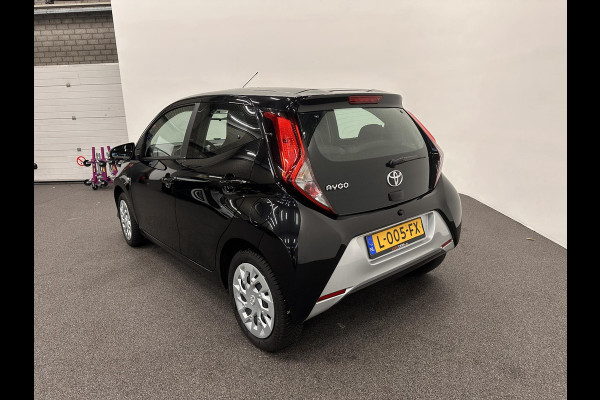 Toyota Aygo 1.0 VVT-i x-play Airco Navigatie Apple Carplay/Android Auto Camera Achter