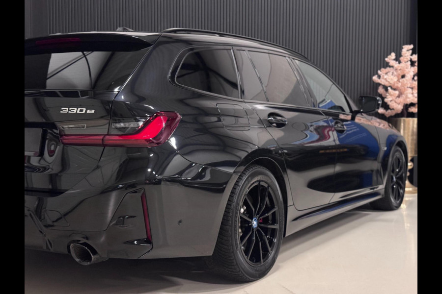 BMW 3 Serie Touring 330e M-SPORT | CARBON | LASERLIGHT | VEEL OPTIES!