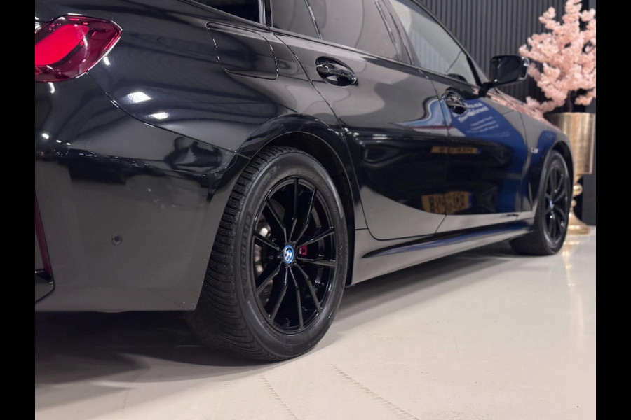 BMW 3 Serie Touring 330e M-SPORT | CARBON | LASERLIGHT | VEEL OPTIES!