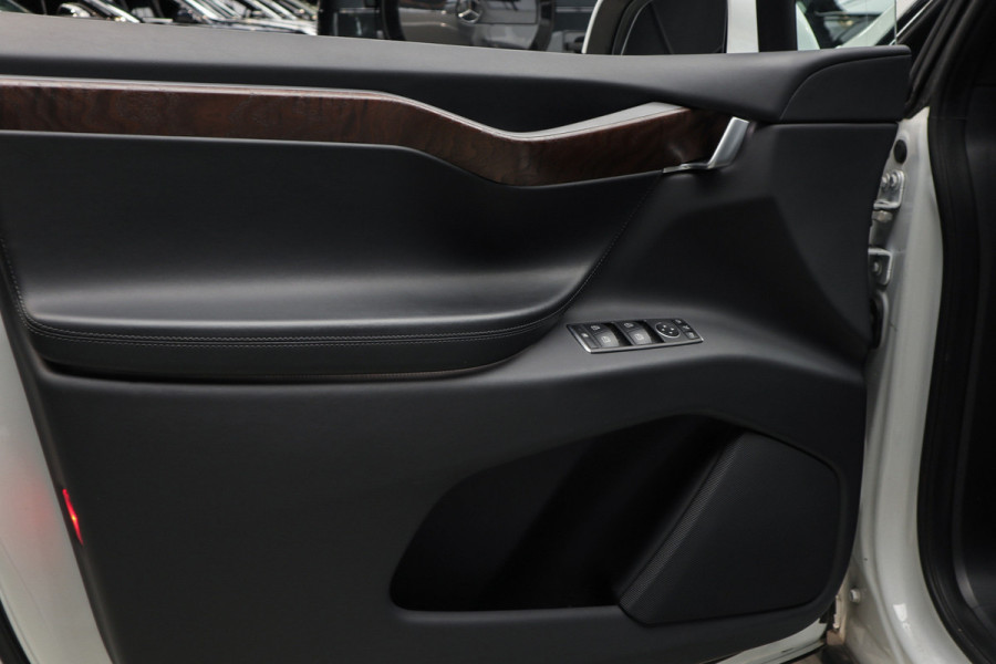 Tesla Model X Dual Motor AWD 7p. 100 kWh Autopilot Leer Navi ACC 360º Stoelverwarming voor & achter Memory Alcantara hemel Climate voor en achter PDC Softclose Afneembare trekhaak 22 inch LM velgen BTW auto