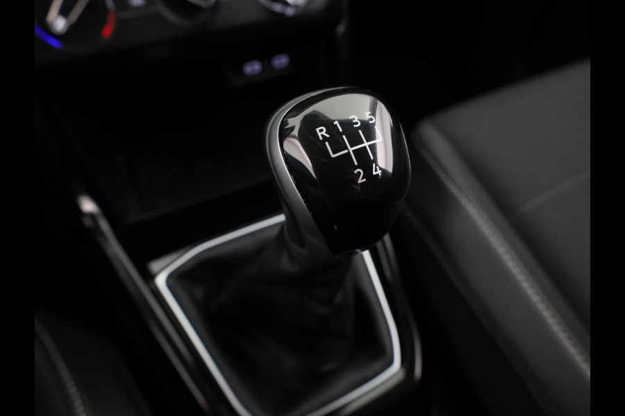 Volkswagen T-Cross 1.0 TSI Life 95 PK | Navigatie | Parkeersensoren voor en achter |