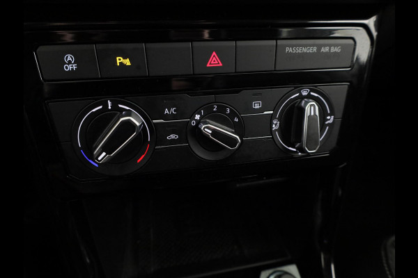 Volkswagen T-Cross 1.0 TSI Life 95 PK | Navigatie | Parkeersensoren voor en achter |