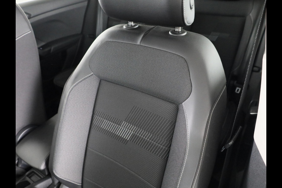 Volkswagen T-Cross 1.0 TSI Life 95 PK | Navigatie | Parkeersensoren voor en achter |