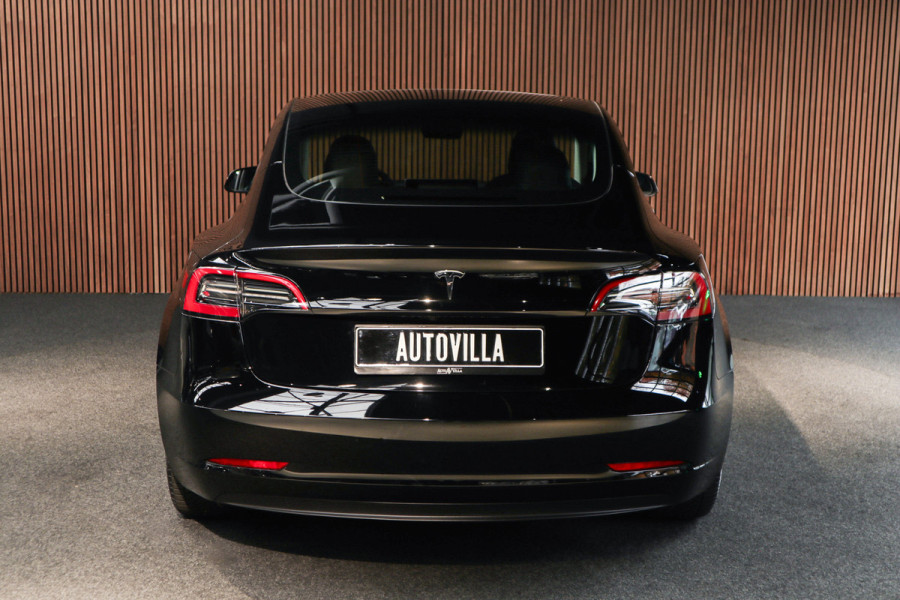 Tesla Model 3 RWD Nieuw Autopilot ACC Stuurverwarm. PDC Leer Navi Panoramadak 360° Elektr. achterklep Stoelverwarming voor & achter Climate voor & achter LM velgen BTW auto! Nieuw!