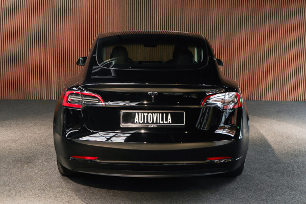 Tesla Model 3 RWD Nieuw Autopilot ACC Stuurverwarm. PDC Leer Navi Panoramadak 360° Elektr. achterklep Stoelverwarming voor & achter Climate voor & achter LM velgen BTW auto! Nieuw!