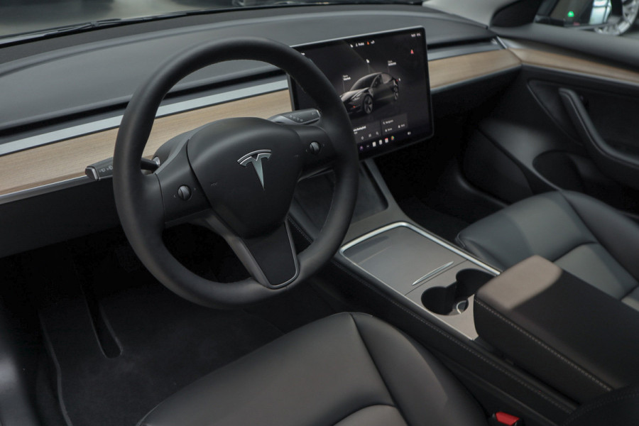Tesla Model 3 RWD Nieuw Autopilot ACC Stuurverwarm. PDC Leer Navi Panoramadak 360° Elektr. achterklep Stoelverwarming voor & achter Climate voor & achter LM velgen BTW auto! Nieuw!