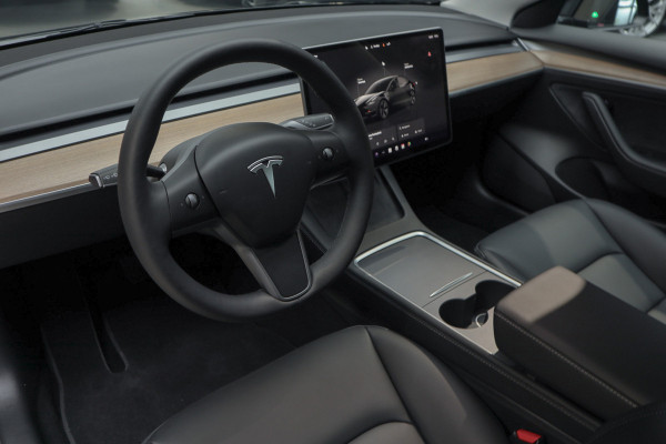 Tesla Model 3 RWD Nieuw Autopilot ACC Stuurverwarm. PDC Leer Navi Panoramadak 360° Elektr. achterklep Stoelverwarming voor & achter Climate voor & achter LM velgen BTW auto! Nieuw!