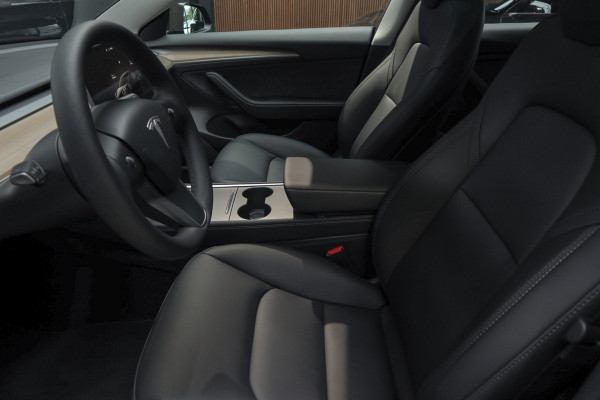 Tesla Model 3 RWD Nieuw Autopilot ACC Stuurverwarm. PDC Leer Navi Panoramadak 360° Elektr. achterklep Stoelverwarming voor & achter Climate voor & achter LM velgen BTW auto! Nieuw!
