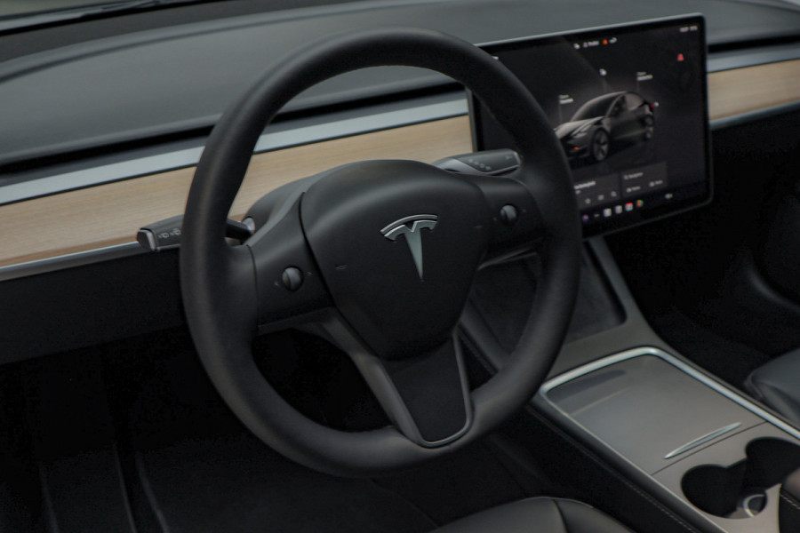 Tesla Model 3 RWD Nieuw Autopilot ACC Stuurverwarm. PDC Leer Navi Panoramadak 360° Elektr. achterklep Stoelverwarming voor & achter Climate voor & achter LM velgen BTW auto! Nieuw!
